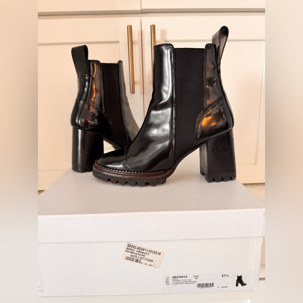 😻See by Chloé
Mallory Lug-Sole Leather Chelsea Boots size37.5 US 7